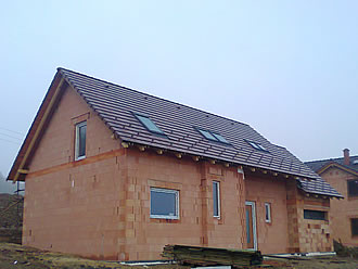 Zhotovení střechy včetně dodávky a montáe střeních oken Velux, RD Mariánské údolí